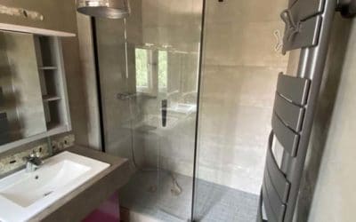 Salle de bain avec douche et meuble vasque