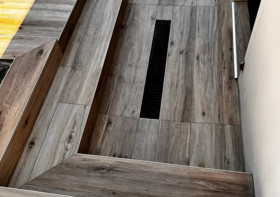 Aménagemement extérieur avec sol effet boisé