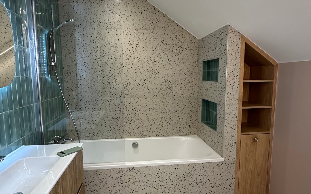 Salle de bain avec baignoire et rangements sur mesure en bois