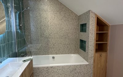 Salle de bain avec baignoire et rangements sur mesure en bois
