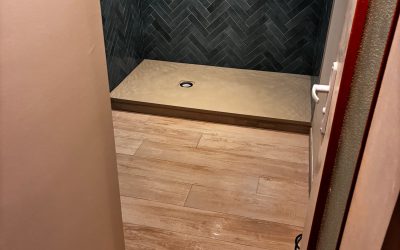 Salle de bain moderne avec douche à l&rsquo;italienne