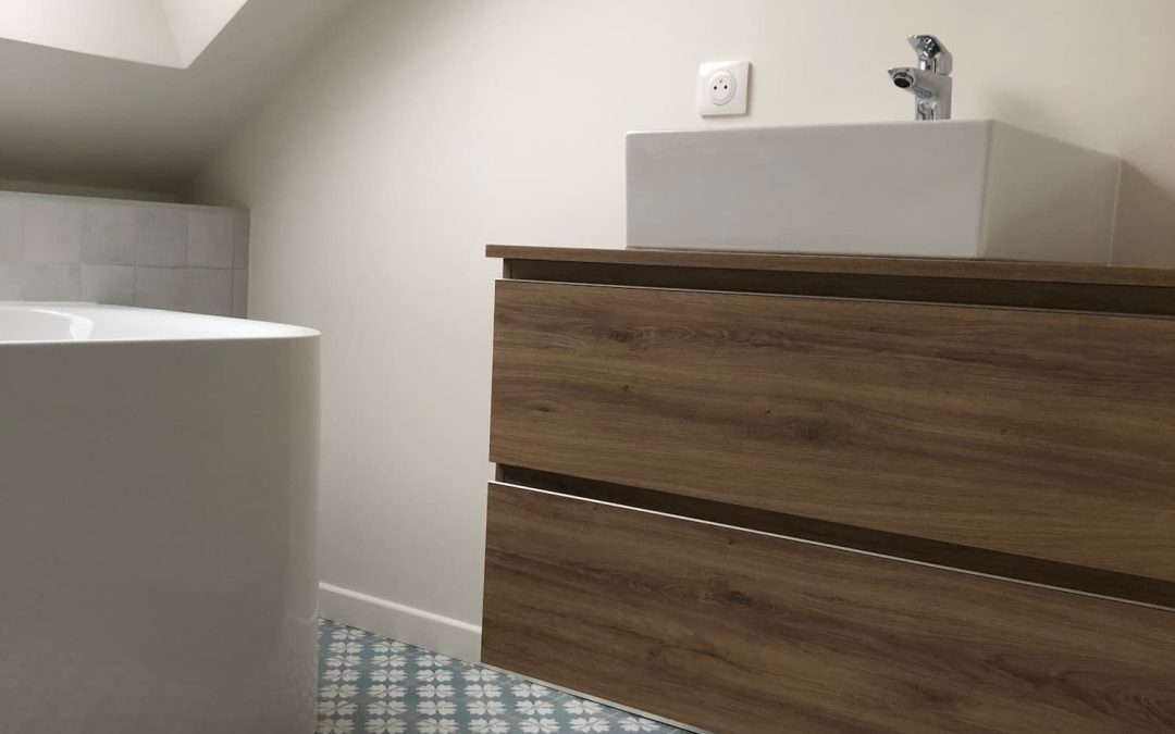 Salle de bain mansardée avec meuble vasque en bois