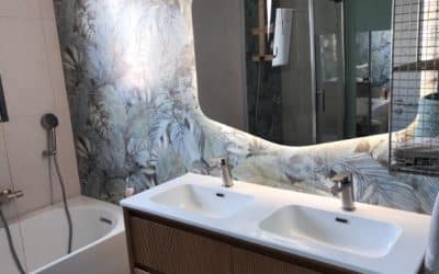 Salle de bain contemporaine avec miroir lumineux