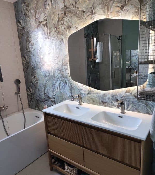 Salle de bain contemporaine avec miroir lumineux